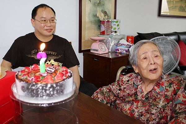 AA2014-0510-奶奶90大壽及母親節合家歡 祖孫 02.jpg