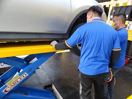 RAV4第二次換新鞋 馬牌 ContiCrossContact LX2(10).JPG