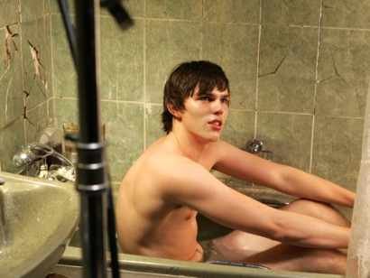 Nicholas-Hoult-in-a-Tub