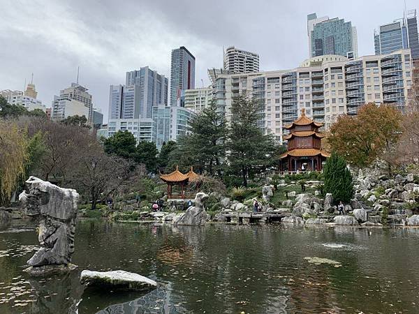 85. 埋身在高樓之中的中式建築美景.JPG