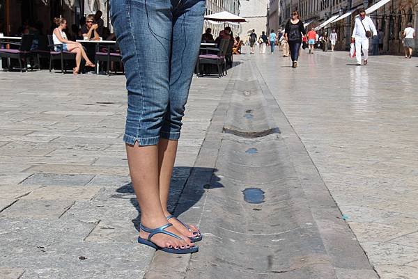 Croatia, Dubrovnik-120613-047-史特拉墩大道的下水道 (單身女孩禁足)