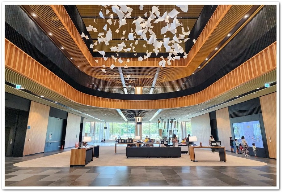 台南市永康區《市立圖書館新總館》可以泡咖啡看電影的網美圖書館