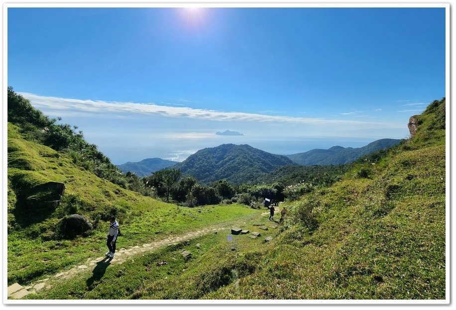 宜蘭與新北交界的《桃源谷青青草原》坐擁360度的山海無敵美景