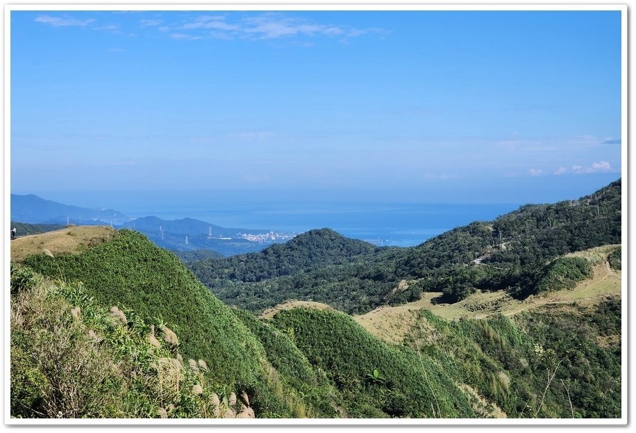 宜蘭與新北交界的《桃源谷青青草原》坐擁360度的山海無敵美景