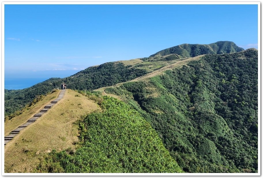 宜蘭與新北交界的《桃源谷青青草原》坐擁360度的山海無敵美景