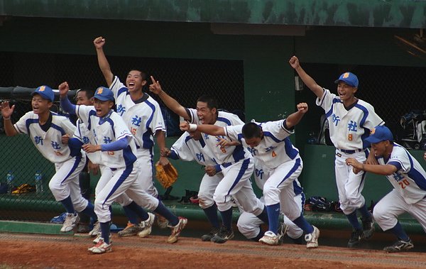 新社9上連掃4安逆轉比數搶下勝利.jpg