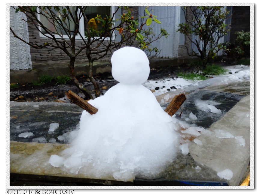 已經有人早起堆雪人了