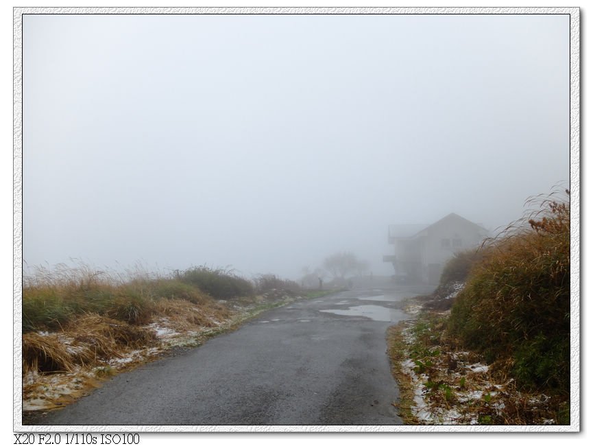 霧中的滑雪山莊