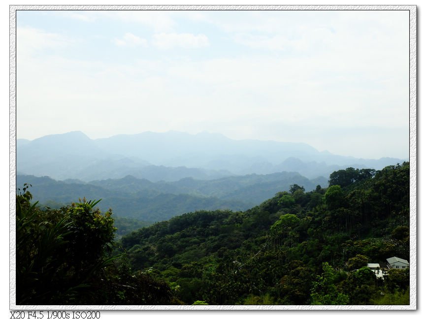 老鼠崎步道右邊的山景