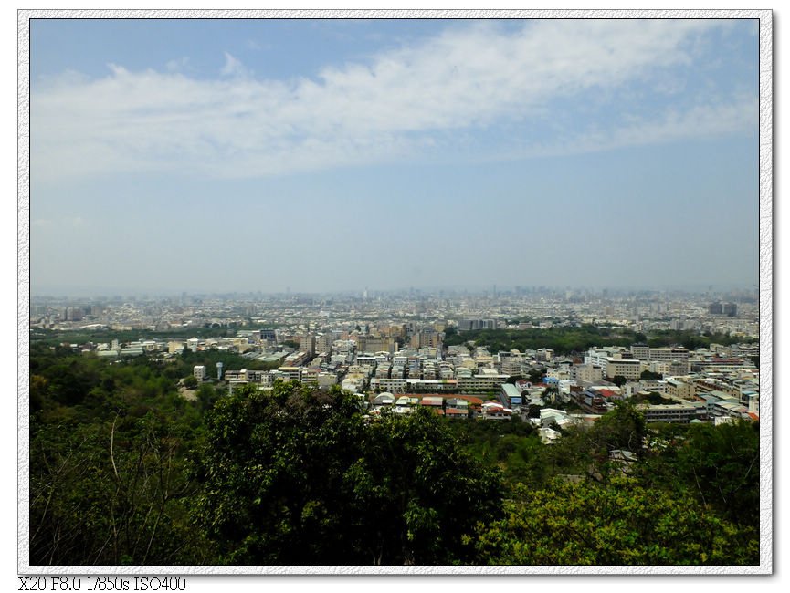 開天宮前,下面操場大概是坪林國小]