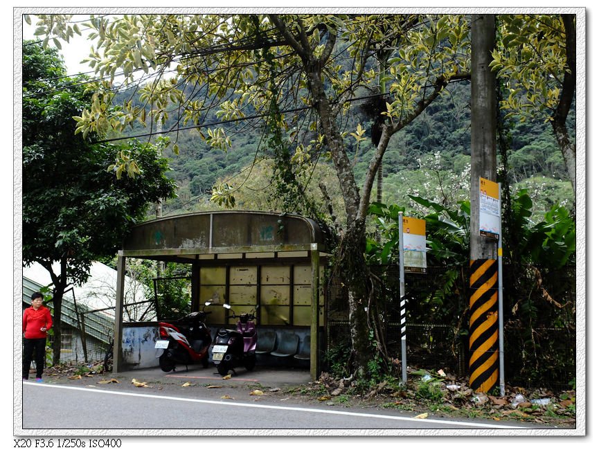 裡冷公車站,對面有雜貨店可以補給