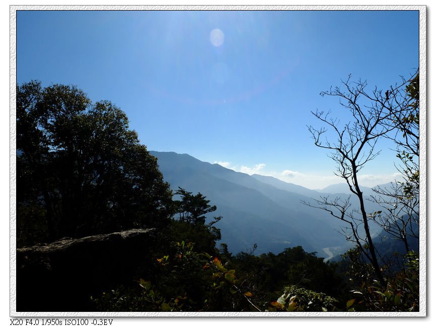 因為有好心人說要載我去今晚住的民宿,所以不急著下山,蹲在山頭看風景