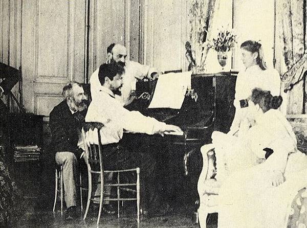 debussy-playing-piano-1345561692-view-0.jpg