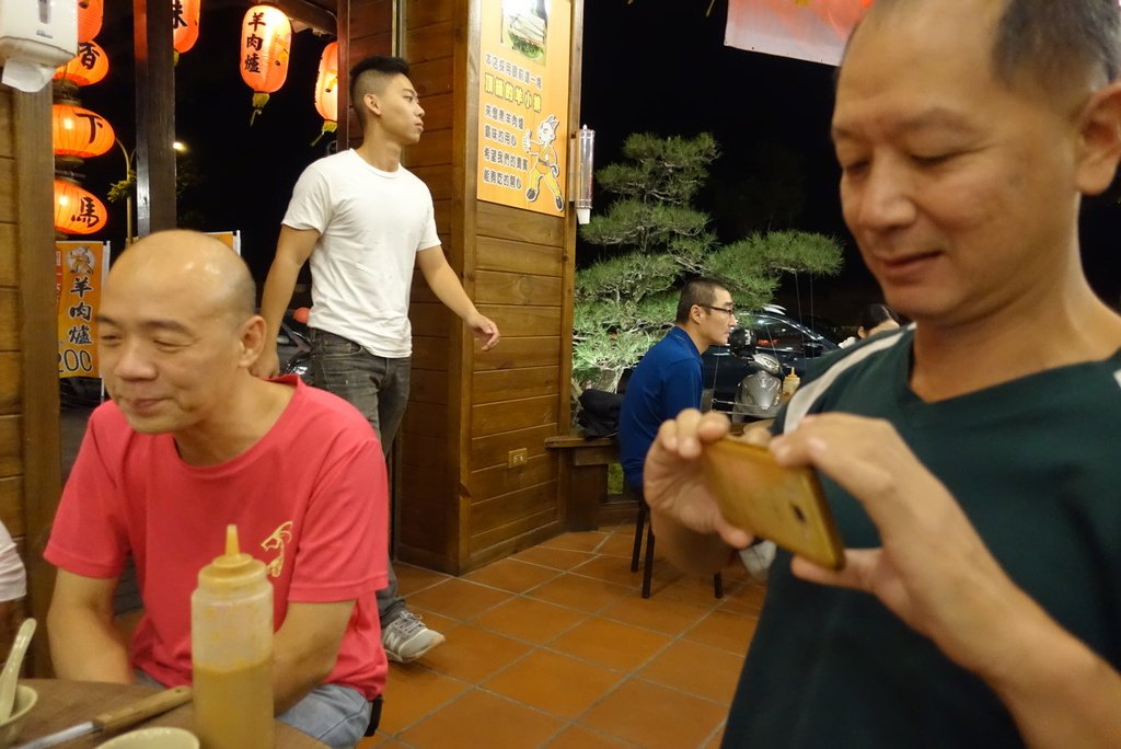 台南美食-寒流美食霸味羊肉爐台南旗艦店使用木炭加熱，餐點價格不貴，客棧風格好停車