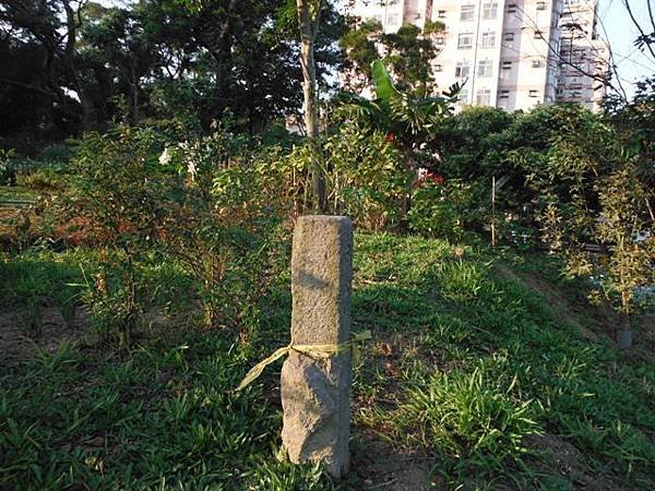 木柵公學校御大禮紀念樹.木柵忠魂碑.木柵畜魂碑.自來水博物館聖誕燈 009.JPG
