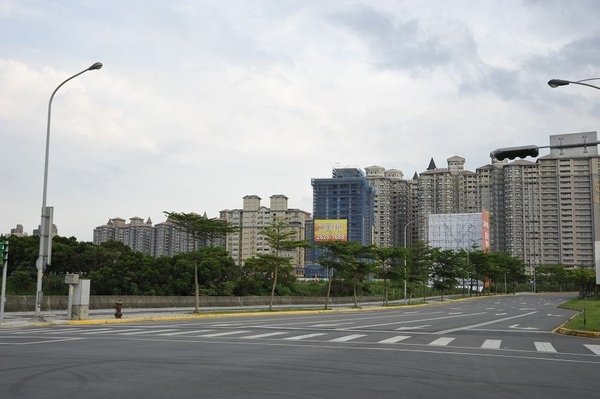 儘管官方公開唱衰房市，買不起市區房子的人還是會往淡海新市鎮等便宜房價區移動，淡海房價預料今年仍會持平向上