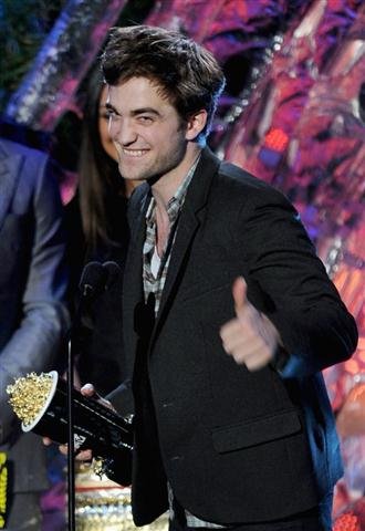 mtvmovieawardsrobertpattinsonMQ (Small).jpg