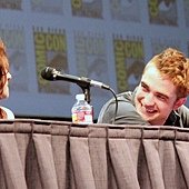 FanPicsRobertPattinsonComicCon18.jpg