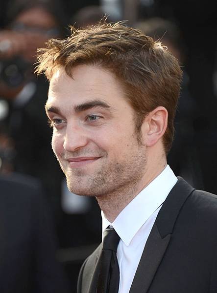 MoreRobertPattinsonOnTheOTRRedCarpetCannes1