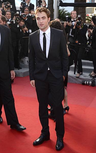 MoreRobertPattinsonOnTheOTRRedCarpetCannes3