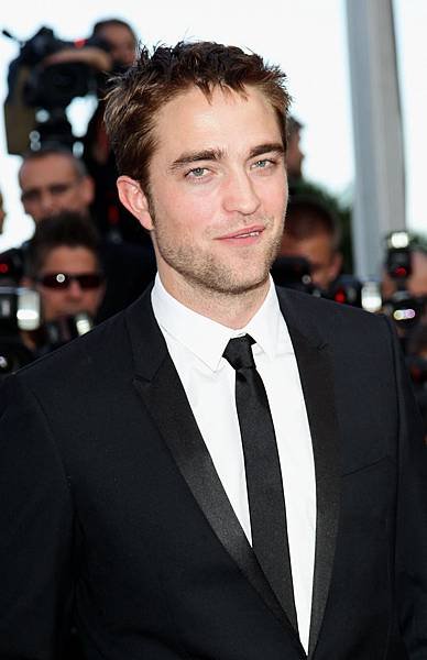 MoreRobertPattinsonOnTheOTRRedCarpetCannes4