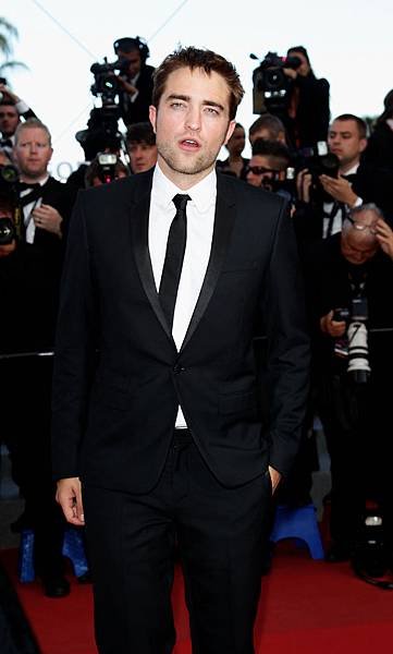 MoreRobertPattinsonOnTheOTRRedCarpetCannes6