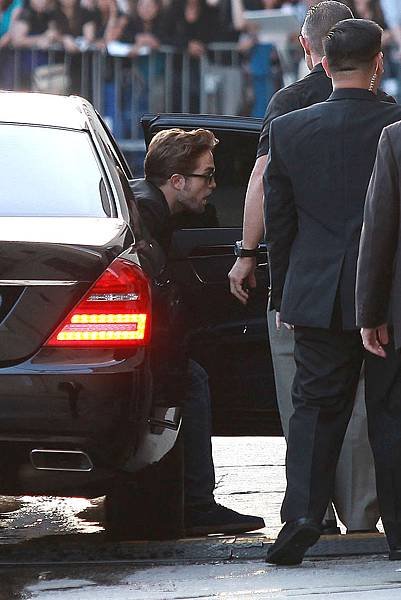 robertpattinson.hq.kimmel-3