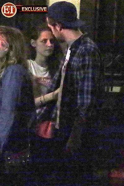 robert_pattinson_kristen_stewart_SPL446085_004_425