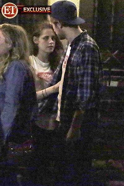 robert_pattinson_kristen_stewart_SPL446085_011_425