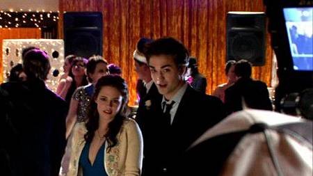 twilight-set-photo-edward-cullen-bella-swan-prom-500x281