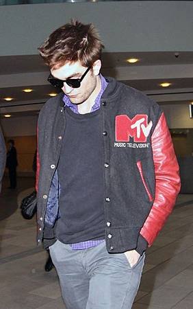 robert-pattinson-022111-1.jpg