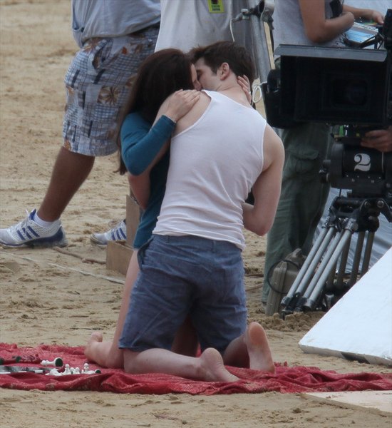 RobertPattinsonIslesmooch09.jpg