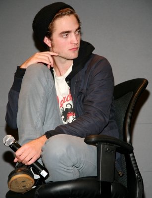 79239_robert-pattinson-promotes-twilight-in-nyc-nov-2008.jpg