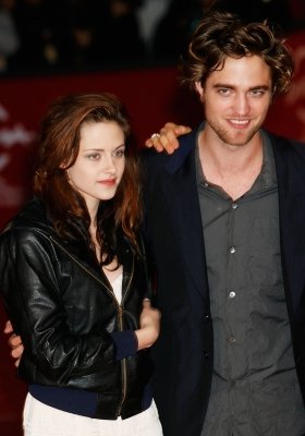 78234_kristen-stewart-and-robert-pattinson-attend-the-twilight-premiere-in-rome-oct-2008.jpg