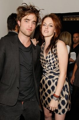 79231_robert-pattinson-and-kristen-stewart-arrive-to-a-sneak-preview-of-twilight-nov-2008.jpg