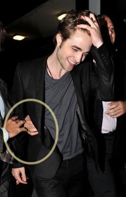 Robert Pattinson Cannes4.jpg