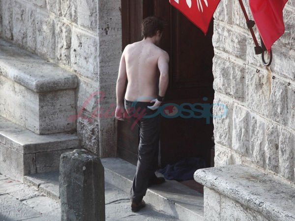 pattinson-shirtless-27may09-03.jpg