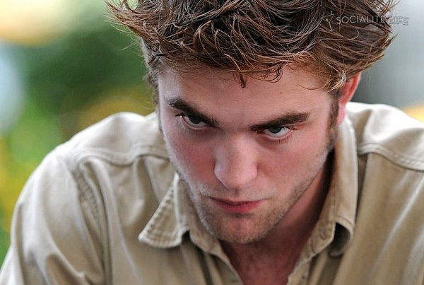 gallery_enlarged-robert-pattinson-remember-me-set-photos-07042009-05.jpg