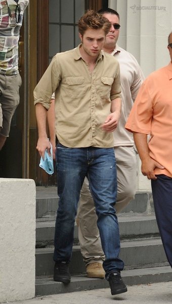 gallery_enlarged-robert-pattinson-remember-me-set-photos-07042009-03.jpg