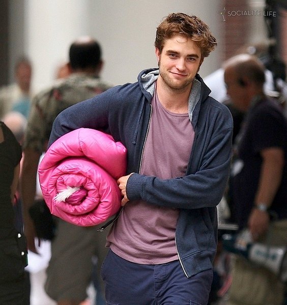 gallery_enlarged-robertpattinson-pink-sleeping-bag-07172009-16.jpg