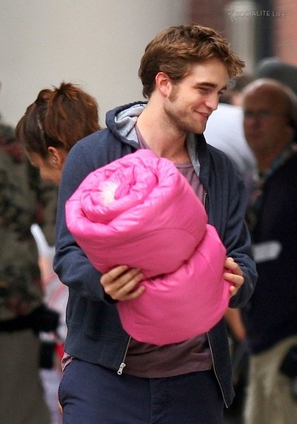 gallery_enlarged-robertpattinson-pink-sleeping-bag-07172009-19.jpg