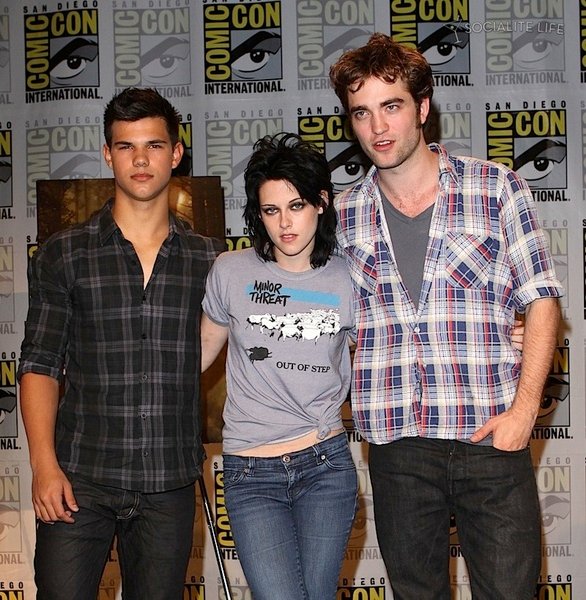 gallery_enlarged-new-moon-comic-con-robert-pattinson-kristen-stewart-taylor-lautner-07232009-03.jpg