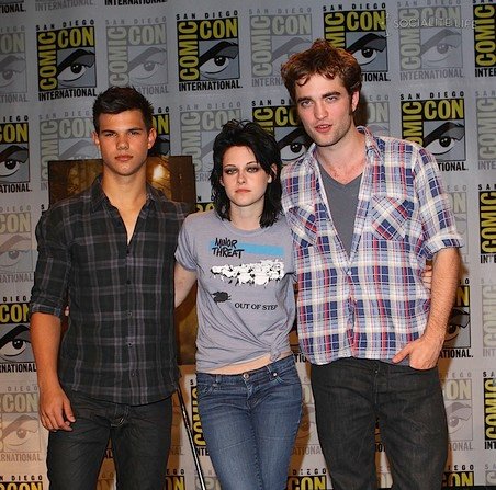 gallery_main-new-moon-comic-con-robert-pattinson-kristen-stewart-taylor-lautner-07232009-01.jpg