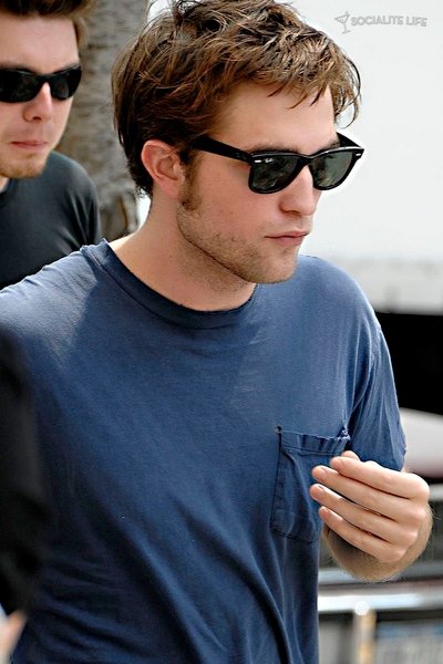 gallery_enlarged-robert-pattinson-remember-me-set-07162009-05.jpg