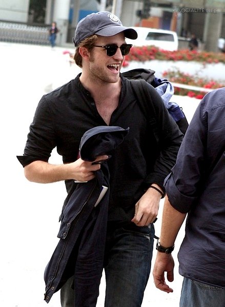 gallery_enlarged-robert-pattinson-lax-07262009-01.jpg