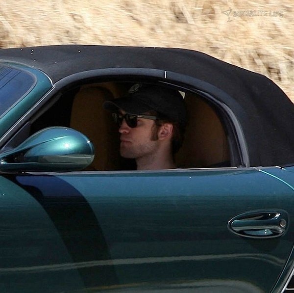 gallery_enlarged-robert-pattinson-porche-08062009-03.jpg