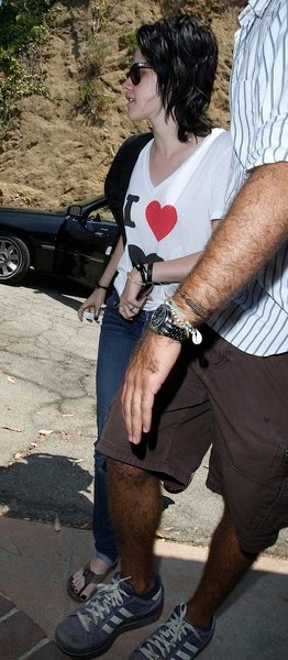 gallery_enlarged-robert-pattinson-kristen-stewart-chateau-marmont-08072009-13.jpg