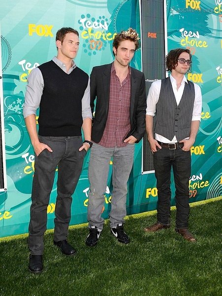 gallery_enlarged-twilight-cast--mega-teen-choice-awards-2009-08102009-25.jpg