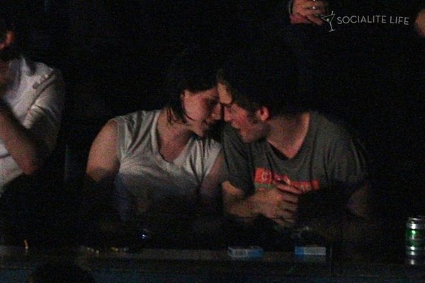 gallery_enlarged-robert-pattinson-kristen-stewart-kiss-08162009-09.jpg