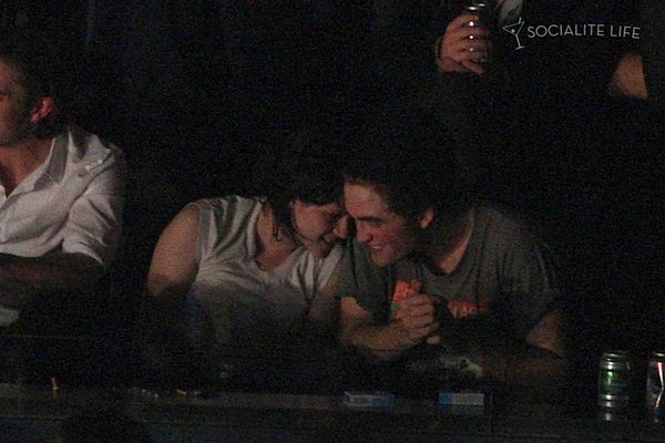 gallery_enlarged-robert-pattinson-kristen-stewart-kiss-08162009-10.jpg